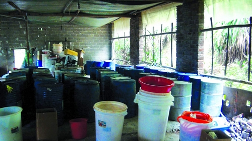 6月19日，浏阳达浒镇板贝水库旁，废弃的养殖场内堆放着半成品的毒品。供图/浏阳市公安局