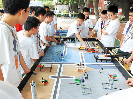 学生参加校园社团活动