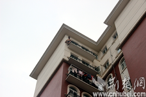 武汉:夫妻打架妻子从11楼爬阳台逃走 丈夫跳楼