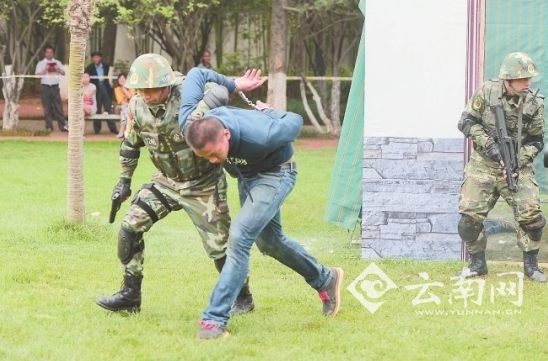 特警制服“歹徒”记者 龙宇丹 摄