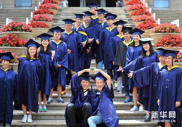 6月20日，吉林大学体育专业的毕业生们穿着学士服拍摄毕业合影。