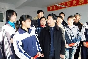 多继光帮扶齐齐哈尔市第八中学优秀贫困学子