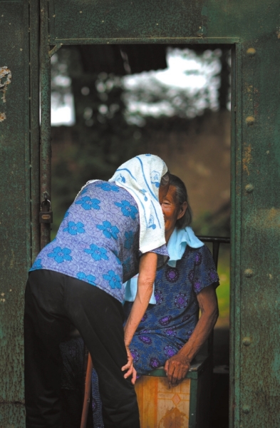 　　④两名受害老人小声交谈。