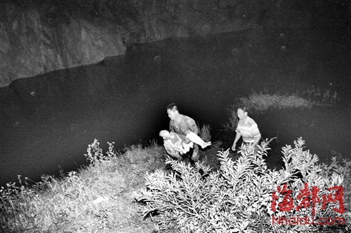 被打捞上岸后，小姑娘已经没有了呼吸