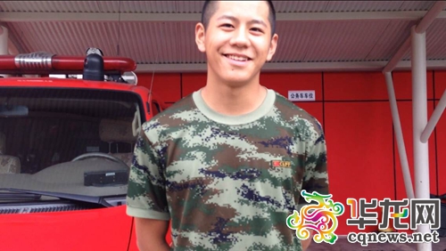 现实中的“微笑哥”也很爱笑。记者 李裕锟 摄