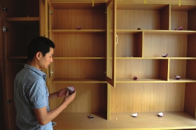 6月19日，肖先生用白醋、洋葱和红茶摆放不同地方，实验一周验证它们能否除去甲醛。图/实习生杨杨