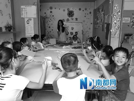 纸皮做的小动物从孩子们手中活灵活现地蹦出来。南都记者 李瑾 摄 南都讯 记者李瑾 构造奇特的房子、可爱帅气的机械人、色彩缤纷的的小动物从孩子们手中活灵活现地蹦出来,而且它们都是纸皮做的。日前,横琴妇女之家举办了第一期乐学儿童创意工作坊纸皮也疯狂主题活动,共有16名儿童参与,用废弃的纸皮进行创意制作。 活动中,晴朗天空横琴家庭综合服务中心的社工先带领社区儿童认识纸皮的结构,引导儿童对纸皮进行分解再根据自己的构想自由裁剪粘贴。创作过程中,社工引导孩子们主动思考,培养他们的自主想象