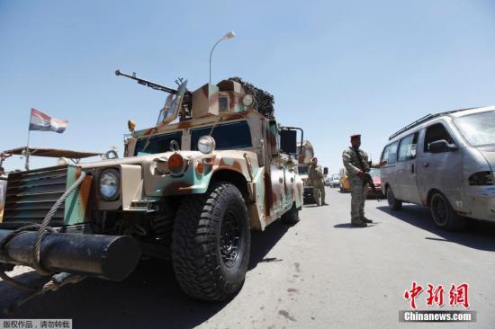 在伊拉克首都巴格达，伊拉克平安戎行士兵增强巡逻。