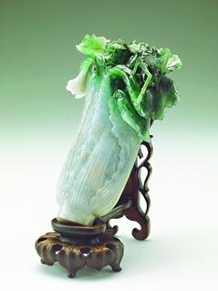 翠玉白菜选为展品后，台北故宫另外制作一个底座。来源：台湾《联合报》