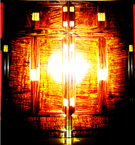 　　（北京东方神木文化交流中心乌木金丝楠藏品“金柜一号”）