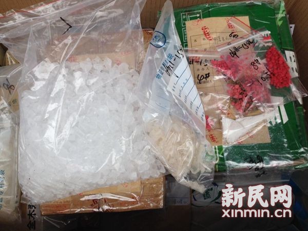 图说:成箱毒品被丢入焚烧炉销毁。新民网记者 沈文林 摄 【新民网独家报道】今天(6月26日)下午,上海集中销毁了1.3吨前期缴获的毒品。公安部门提醒,近年来风行的新型毒品同样对人体产生极大危害,热闹气氛偶尔玩玩是误区。 记者在奉贤区的销毁现场看到,被销毁的既有海洛因、大麻等传统毒品,也有摇头丸、冰毒等新型毒品,这些都是上海公安部门在前期案件中收缴的。