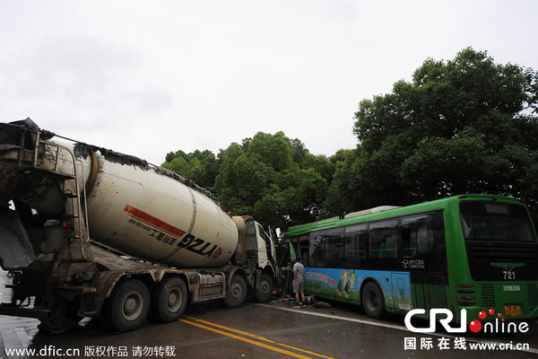 　　2014年6月26日14时许，武汉常青花园学府路附近一搅拌车突然失控，撞上对面公交站正在上下乘客的721路公交车。图片来源：东方IC