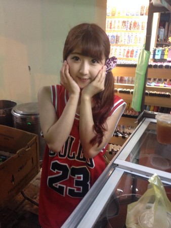 红茶冰店员穿乔丹球衣太可爱 网友逛夜市被震