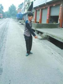 手拿矿灯当车灯 货车撞死摩托司机|货车|撞倒