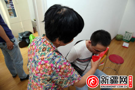 6月25日,犯罪嫌疑人姚某70岁的母亲在给他喂水。