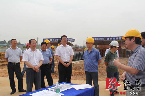 望城区四大家领导在湘江涂料项目工地调研,了解项目进展。高亮 摄
