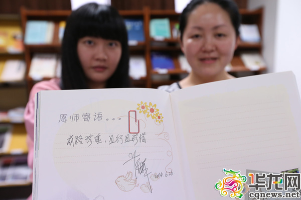 学霸的大学最后一天:吃馒头晒证书走上毕业舞