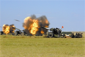 图为152毫米榴弹炮开火瞬间(6月27日).