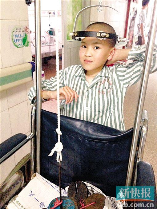■婷婷是个十分秀气的女孩,为了实现“坐着上课”的梦想,她坚持每天在楼道行走,配合牵引治疗。