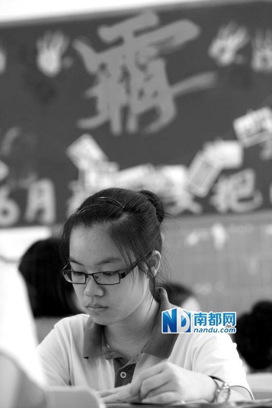 红岭中学一名学生在教室复习。南都记者 赵炎雄 摄