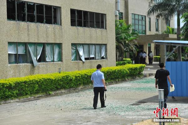 　　图为警察在事发现场勘查。中新社发 骆云飞 摄