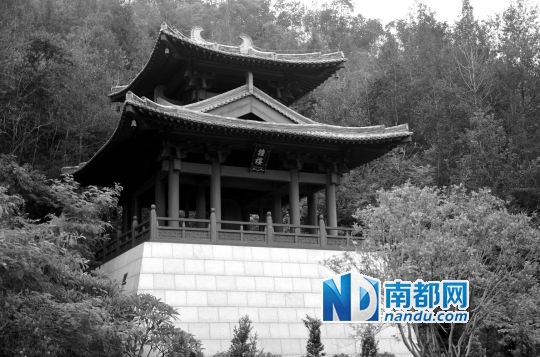 在特别的日子，寺里会敲钟打鼓祈祷。