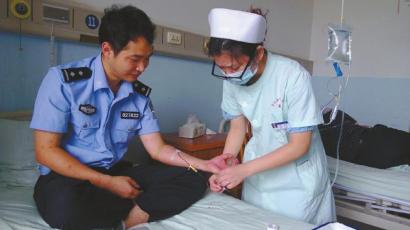 三次潜水救人 呛水感染 民警下周结婚 这周入院