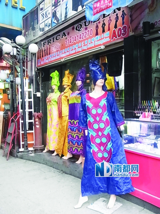 ●小北路聚集了很多非洲人,这是一家专门出售非洲服饰的商店。