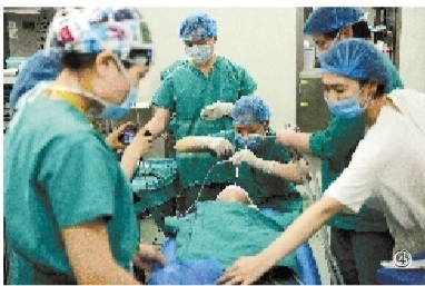 卡喉男孩脱险记|哭闹|奶奶