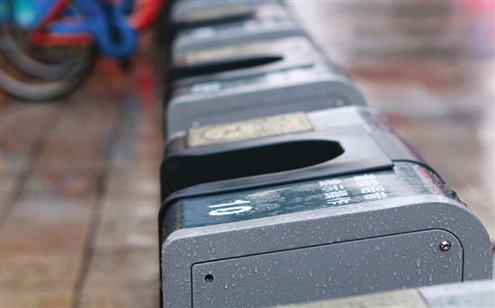 公共自行车锁止器上的螺丝 为何少了这么多|自