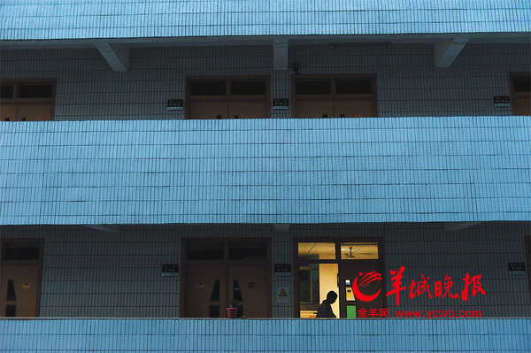 关门歇业的医院陷入死寂,唯有蒋照明的病房还亮着灯,他将一个人度过这个夜晚