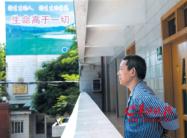 　　蒋照明还在等待工伤赔偿，他称2012年曾与工厂签下3.5万元赔偿金协议，工厂一直拖着没赔