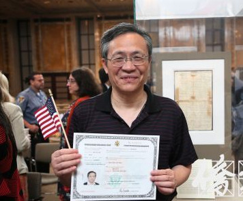 11名纽约华人移民宣誓入籍 称将积极投票关心
