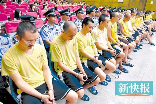 ■众多被告人戴着戒具听审判。    新快报记者孙毅/摄