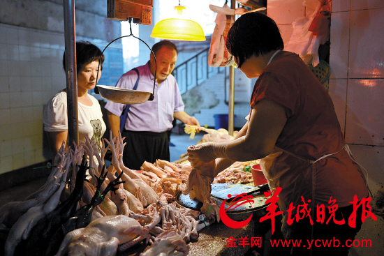 禅城八成毛鸡档转卖生鲜鸡 普君市场外已停售