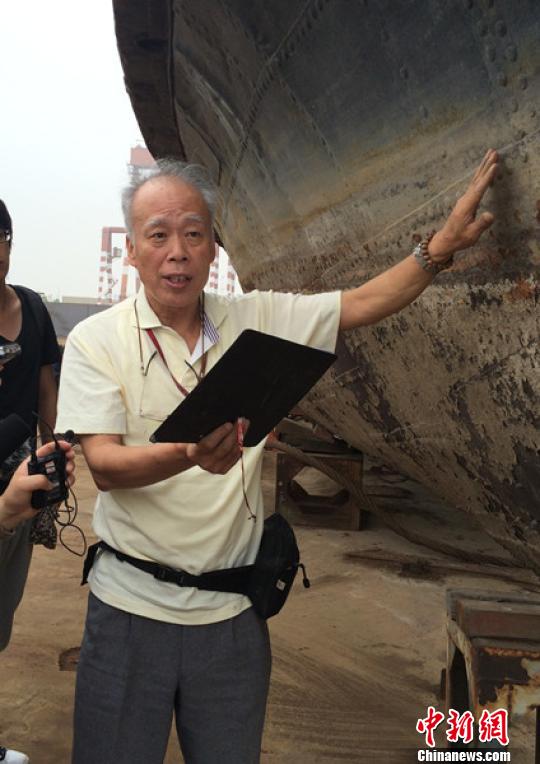 图为日本专家高崎正之对船体的铆接技术进行考证与讲解杨颜慈摄