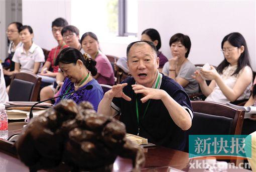 肖鹰     清华大学哲学系教授