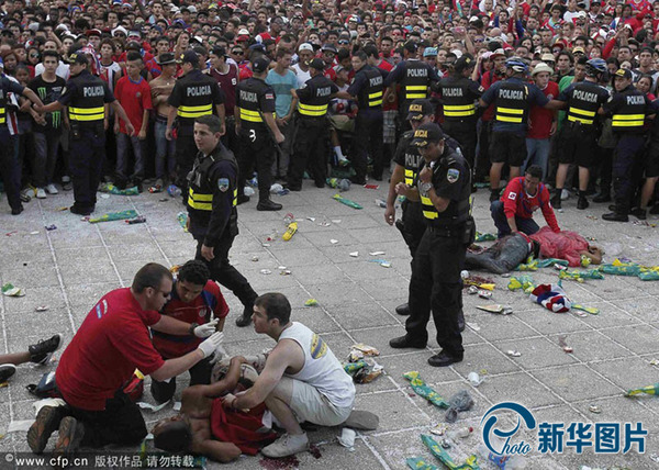 2014年7月5日，哥斯达黎加圣何塞，2014世界杯1/4决赛，荷兰Vs哥斯达黎加，圣何塞发生意外球迷受伤。