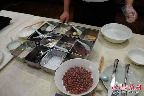 准备为默克尔演示制作宫保鸡丁的各种材料。