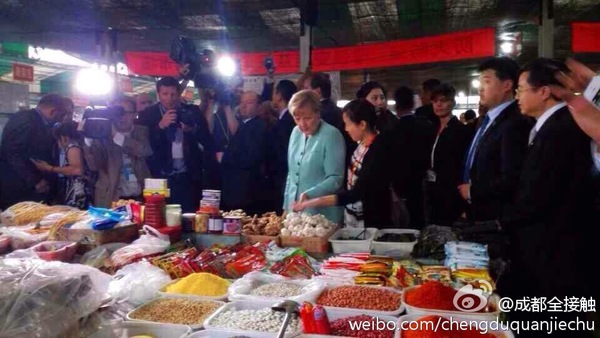 图为默克尔在成都购买制作宫保鸡丁的材料