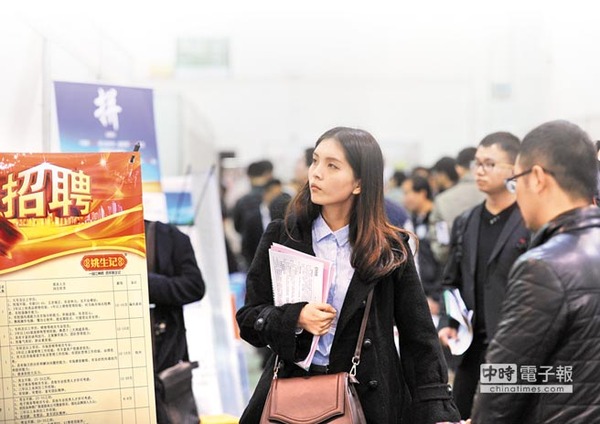 迪拜人均月收入_上海人均月收入多少(2)