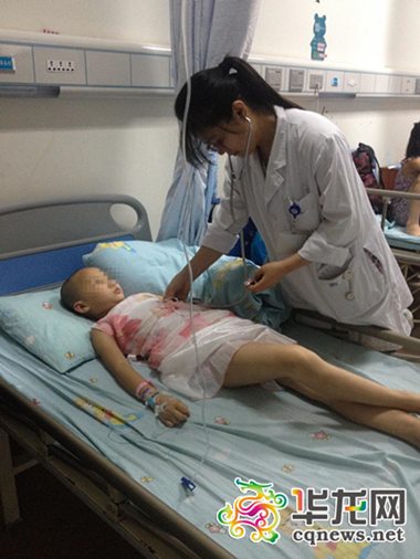 中毒的小英躺在儿童医院的病床上接受治疗。重医大儿童医院供图 华龙网发