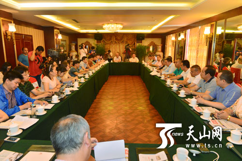 自治区民族贸易商会少数民族企业家联名发表致维吾尔同胞的公开信会场。