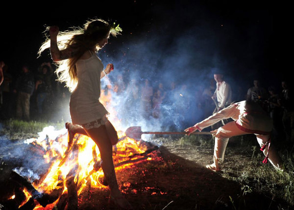 俄乌等国民众庆祝伊万·库帕拉节 少女跳火焰净化灵魂