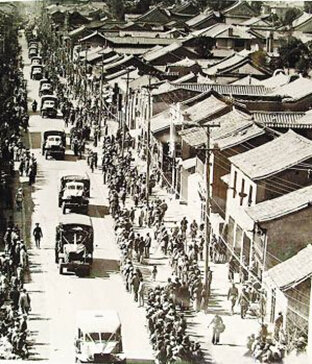 中印公路修通后，运输车队源源不断到昆明。(资料图)