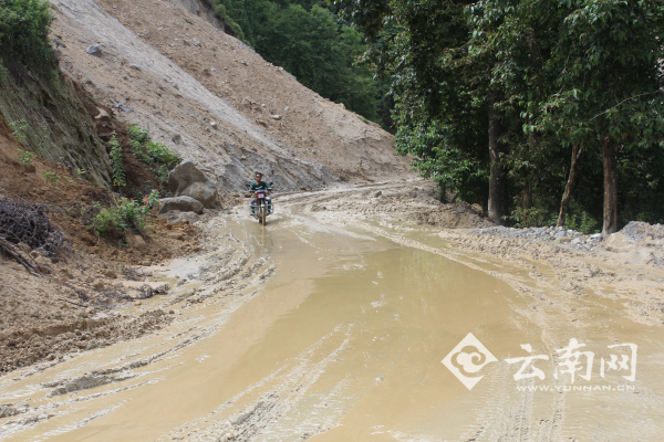 塌方造成道路泥泞 金平县宣传部供图