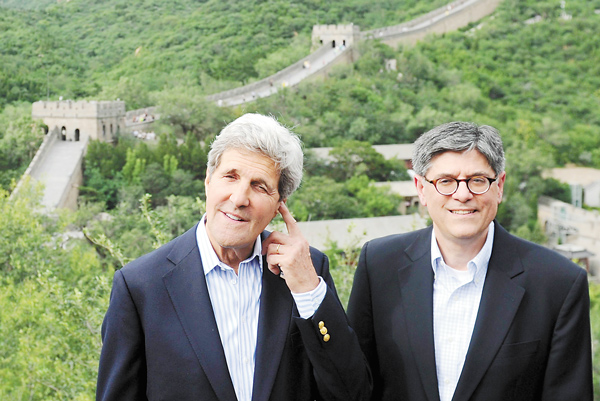 7月8日，美国国务卿约翰·克里（左）与财政部长雅各布·卢（右）在北京八达岭长城参观。