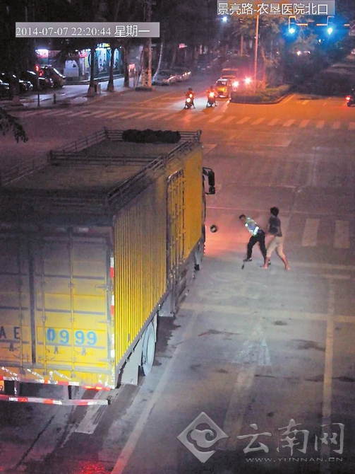 殴打协警。（视频截图）