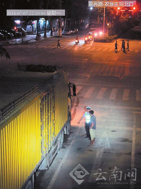 协警劝阻。（视频截图）