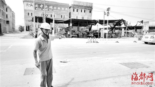 死者父亲向记者指出事发地点